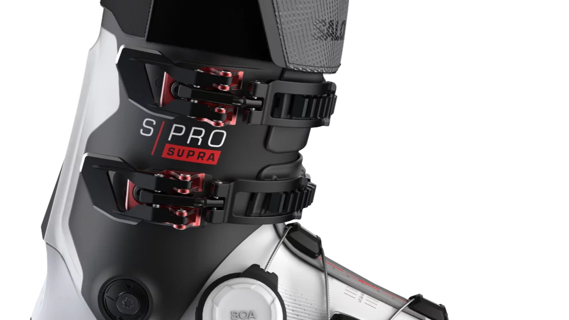 Salomon S/Pro Supra Skischuh, weiß mit roten Akzenten. © Sport Kessler GmbH