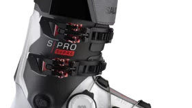 Salomon S/Pro Supra Skischuh, weiß mit roten Akzenten. © Sport Kessler GmbH