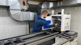 Techniker arbeitet an einer Montana Speedmaster Maschine. © Sport Kessler GmbH