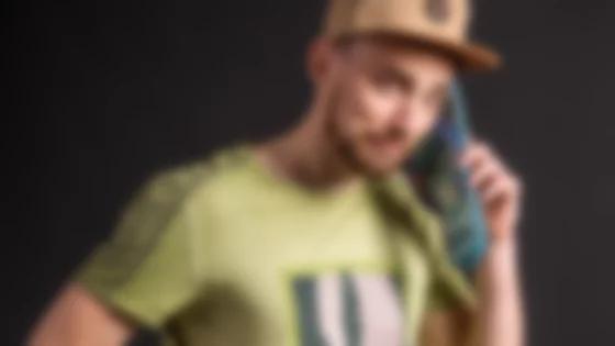 Junger Mann mit Basecap und Flipflop am Ohr. © Sport Kessler GmbH