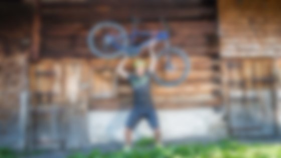 © Sport Kessler GmbH Mann vor der Hütte mit Bike | © Sport Kessler GmbH