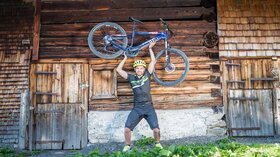 Mann vor der Hütte mit Bike | © Sport Kessler GmbH