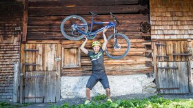 © Sport Kessler GmbH Mann vor der Hütte mit Bike | © Sport Kessler GmbH