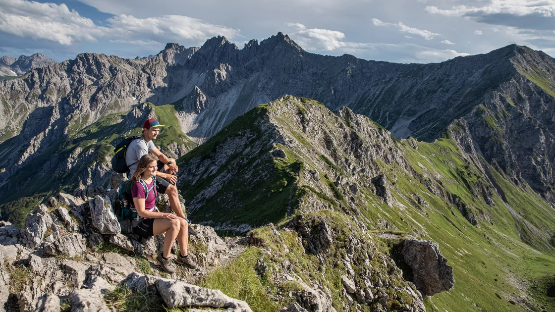 Wanderer genießen die Aussicht auf die Alpen. © Sport Kessler GmbH