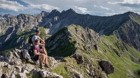 Wanderer genießen die Aussicht auf die Alpen. © Sport Kessler GmbH