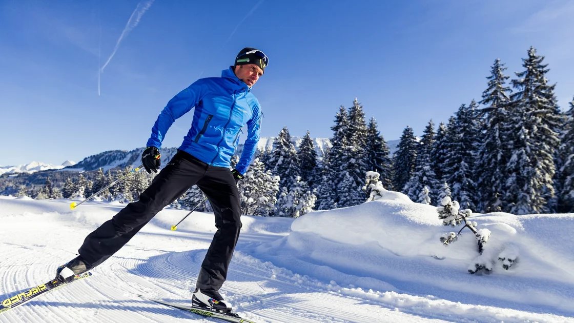 Cross-country skier gliding across a snowy landscape. © Sport Kessler GmbH