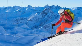 Skifahrerin fährt einen Hang hinunter. © OBERSTDORF·KLEINWALSERTAL BERGBAHNEN