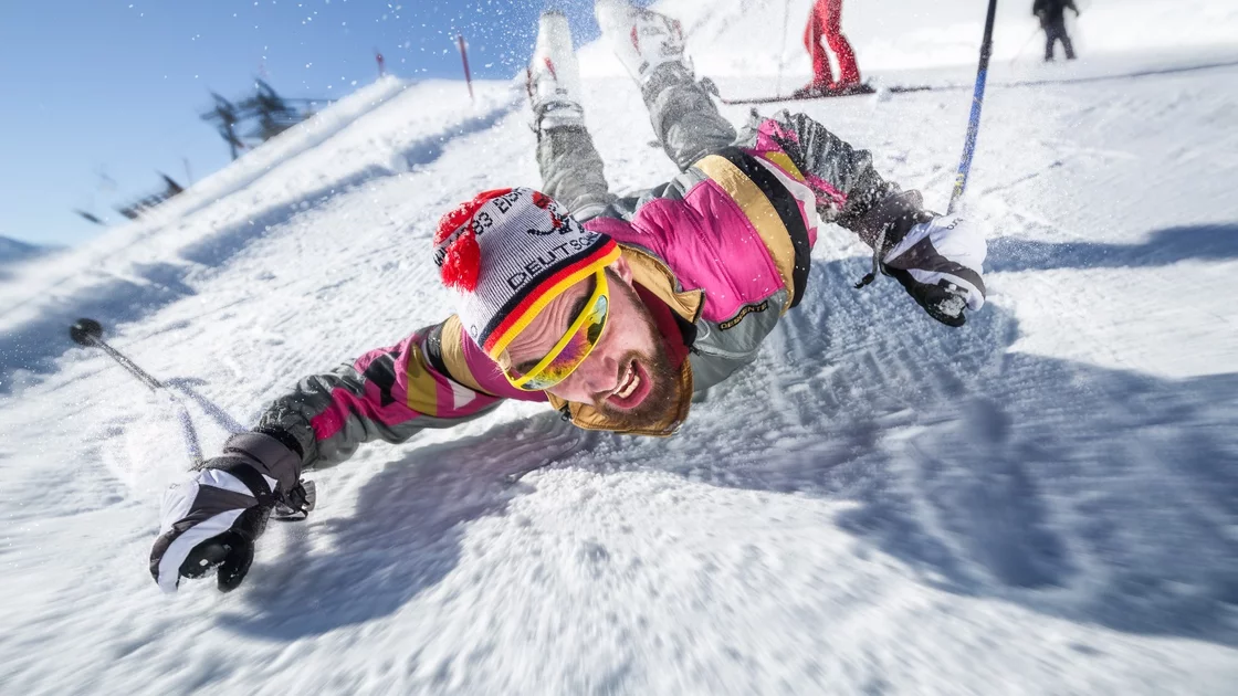 Skifahrer stürzt im Schnee. © Sport Kessler GmbH