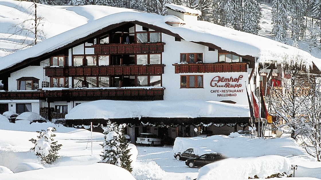 Schneebedecktes Alpenhotel mit Balkonen. © Sport Kessler GmbH