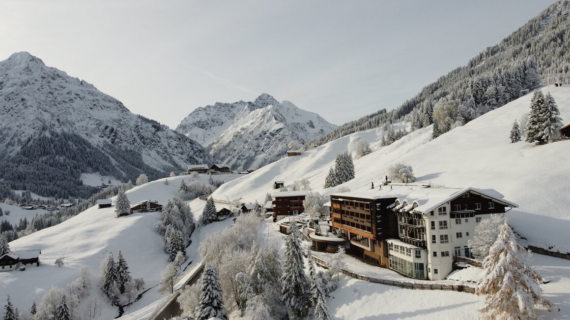 Schneebedeckte Alpenlandschaft mit Hotel. © Sport Kessler GmbH