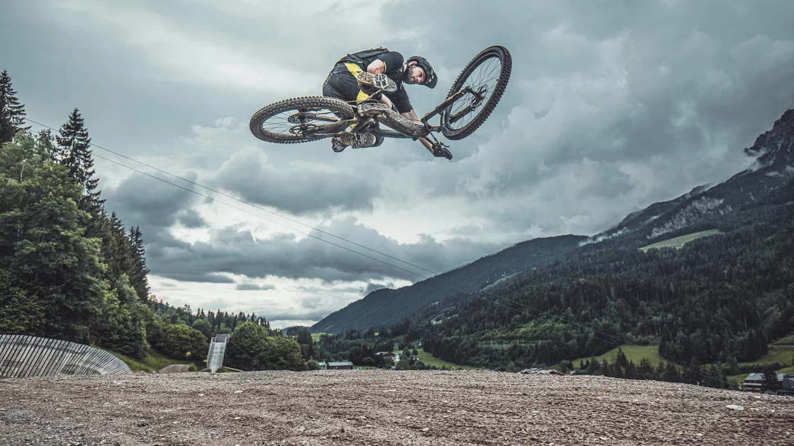 Mountain biker performing a jump. © Sport Kessler GmbH