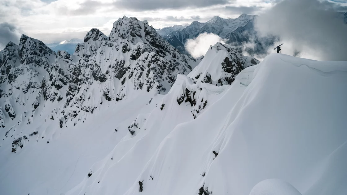 Skifahrer auf verschneiten Berggipfel © ALPINA SPORTS GmbH 