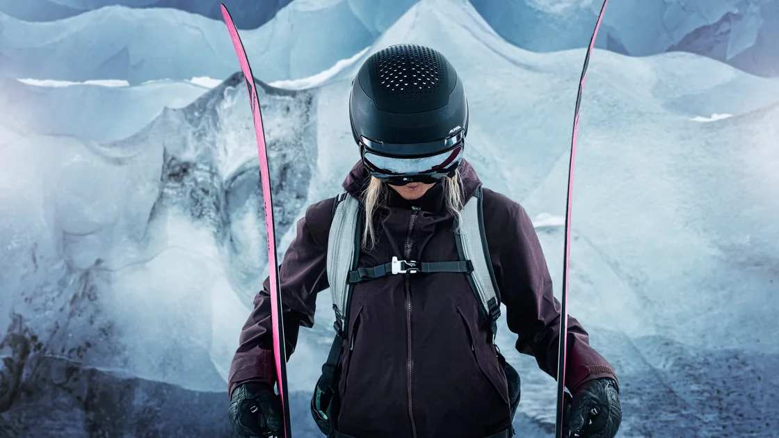 Skifahrerin vor verschneiter Berglandschaft. © ALPINA SPORTS GmbH 
