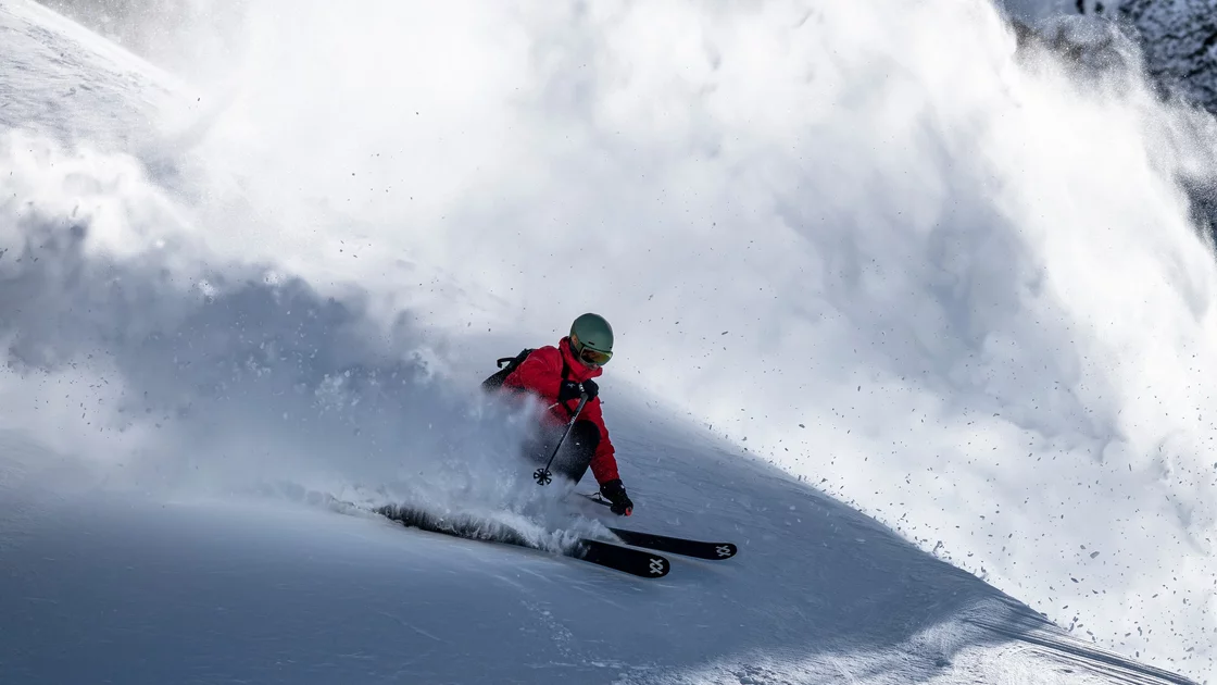 Skier carving through deep powder snow. © Marker Dalbello Völkl International GmbH
