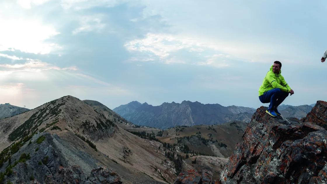 Zwei Wanderer auf einem felsigen Gipfel mit Blick auf ein weitläufiges Bergpanorama. © Columbia Sportswear
