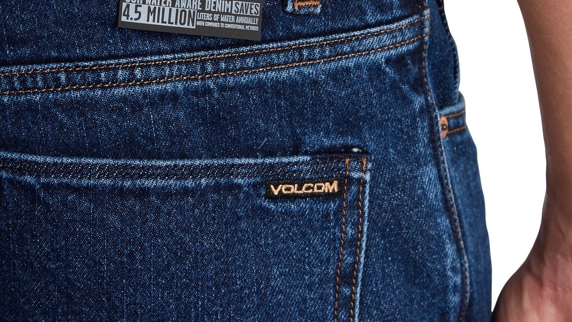Dunkelblaue Jeans mit Volcom-Label. © Sport Kessler GmbH